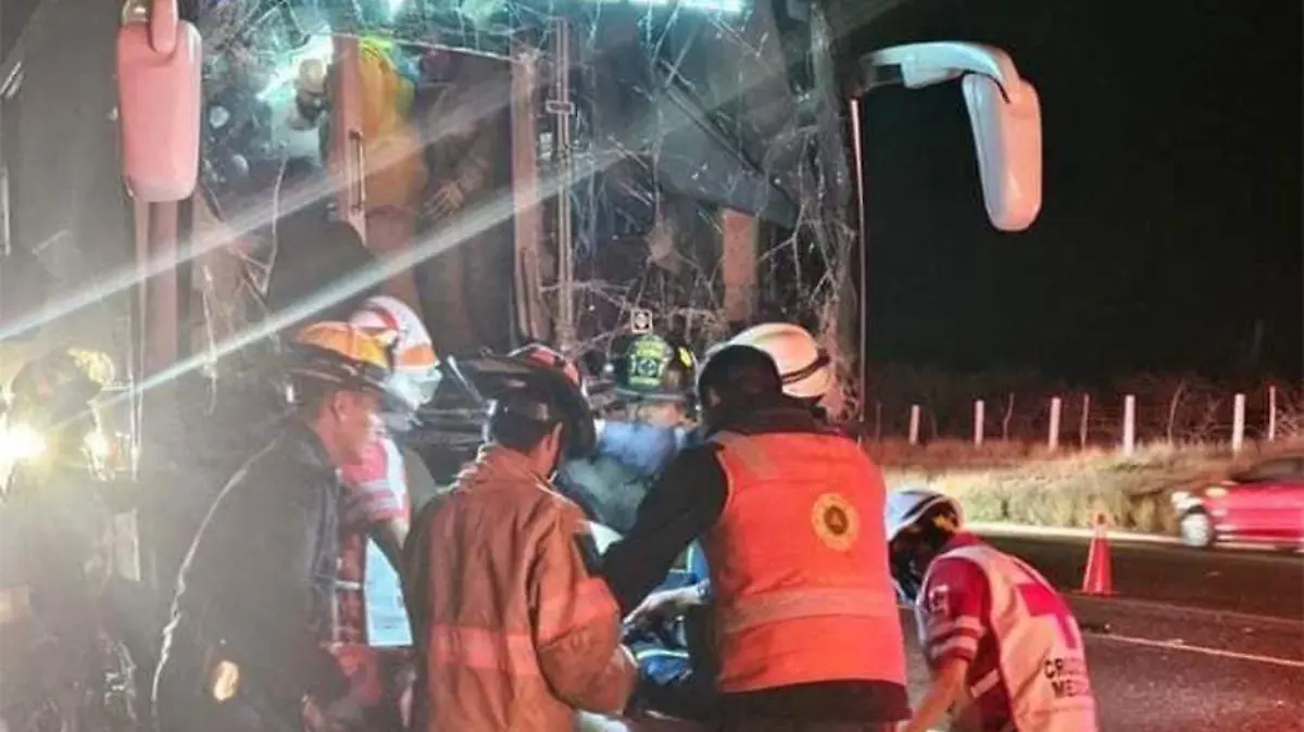 Choque entre autobus y trailer La Paz